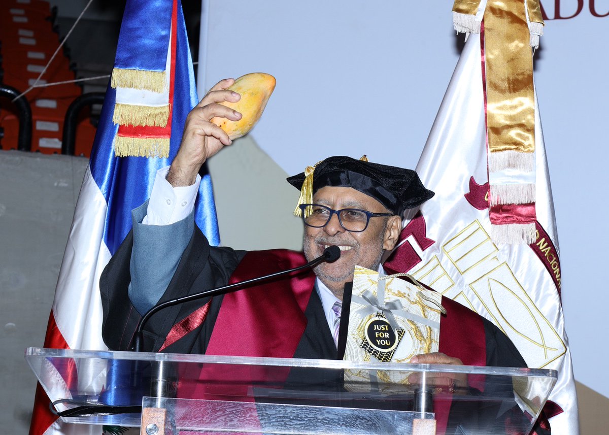 UniversidadUNEV's tweet photo. #UNEV gradúa 962 nuevos profesionales en su 72ª ceremonia. El rector, Dr. Rafael Reyes, los exhorta a vivir “sin prisa, sin atajo y con proceso”, cultivando paciencia, disciplina e integridad en su vida personal y profesional. #GraduaciónUNEV72
LEER+https://t.co/KrEfRVFHIe https://t.co/lwIhMRQvpW