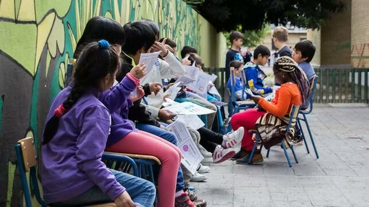 Madrid segrega a su alumnado más pobre, Euskadi y Catalunya a los inmigrantes
Aunque el sistema educativo español tiene unas tasas medias de segregación, se mida por renta familiar o por el origen del alumnado, hay grandes diferencias entre comunidades: algunas están entre las