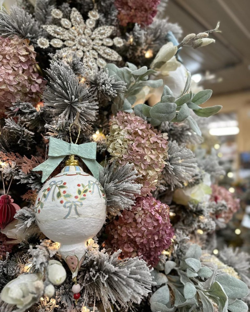 GWCatskills's tweet photo. We’ve compiled multiple articles for holiday hosting inspiration, including where to find farm fresh decor and local cheeses, and tips on finding the best fresh baked goods. Read all about it here: https://t.co/ZqViZ2O0LC

📸 courtesy of Sweet Meadows Country Home &amp; Garden https://t.co/pBiABdB9ig