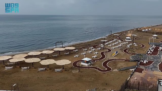 تشهد منطقة جازان، تزامنًا مع الإجازة المطولة، أجواءً استثنائية جمعت بين الغيوم والاعتدال، ما جعلها وجهة مفضلة للمتنزهين من داخل المنطقة وخارجها، للاستمتاع بالشواطئ البحرية، وقضاء أوقات ممتعة برفقة العائلة والأصدقاء، وممارسة السباحة والتجديف وسط أجواء ساحرة ومناظر خلابة ومياه