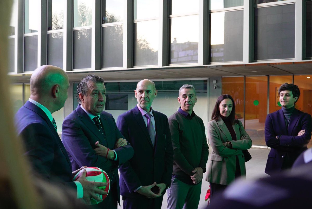 Hemos recibimos a las jugadoras y directiva del <a href="/CAVEsquimo/">Club Voleibol Esquimo🏐💚</a>, club con 40 años de historia y referente andaluz en la máxima categoría nacional, junto a <a href="/pacorodriguezdh/">Paco Rodríguez</a> alcalde de Dos Hermanas.

El Deporte, junto a la Cultura, es palanca de desarrollo y bienestar. Por eso, nuestra