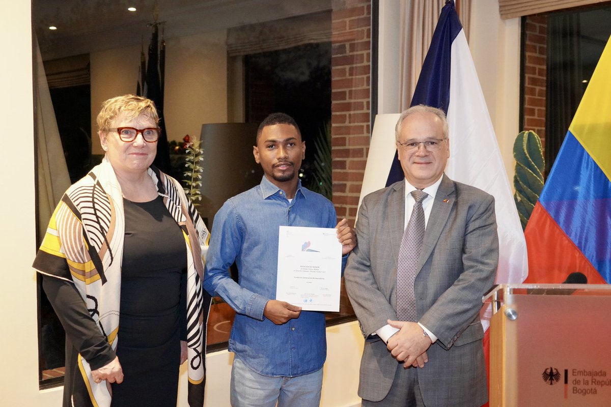 Felicitamos a la Fundación Generación Restauradores, mención de honor del #PremioNariñoDDHH🇫🇷🇩🇪 2025, por su trabajo en la defensa de los derechos bioculturales, la protección de los recursos naturales y la identidad cultural en la isla de Tierra Bomba - Bolivar. 👏🏼
