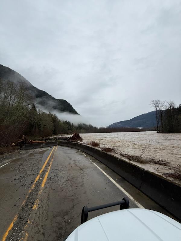 wspd7pio's tweet image. 🛑#SkagitCounty #RoadClosure 
SR20 at MP101 is closed from water over the roadway and blocking debris. 

If the road says closed, it’s not playing hard to get. Turn around. 

For live updates on road closures visit: wsdot.com/Travel/Real-ti…

#CurrentSituation #ClosedMeansClosed