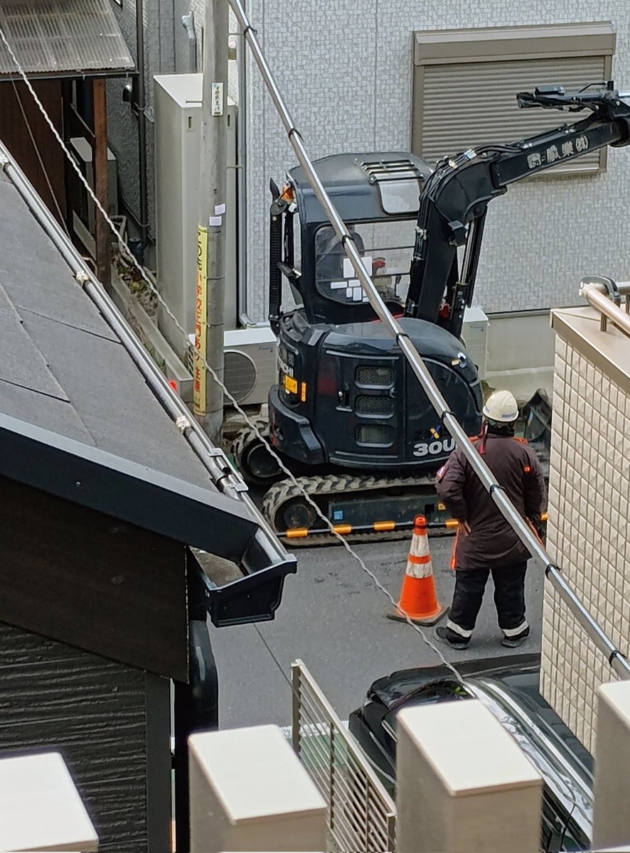 nojimoji1's tweet photo. 12/11の良かった🙂
◇朝食後仕事始めたら部屋の目の前でドッカンドッカン道路工事始まってこちらも負けずに ＃LOUDNESS 大音量にして騒音対策した🎸
#SOLONELY
https://t.co/C8w5bqdtpz,
◇今日も疲れるたびにコロコロ刑事した🧹
◇業務中の昼酒は我慢した🍶
◇カーテン開けて月と木星眺めて眠った🌌 https://t.co/pY1dwfY7U0