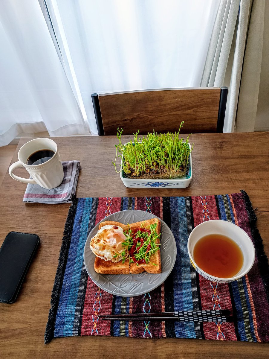 nojimoji1's tweet photo. 12/11の良かった🙂
◇朝食後仕事始めたら部屋の目の前でドッカンドッカン道路工事始まってこちらも負けずに ＃LOUDNESS 大音量にして騒音対策した🎸
#SOLONELY
https://t.co/C8w5bqdtpz,
◇今日も疲れるたびにコロコロ刑事した🧹
◇業務中の昼酒は我慢した🍶
◇カーテン開けて月と木星眺めて眠った🌌 https://t.co/pY1dwfY7U0