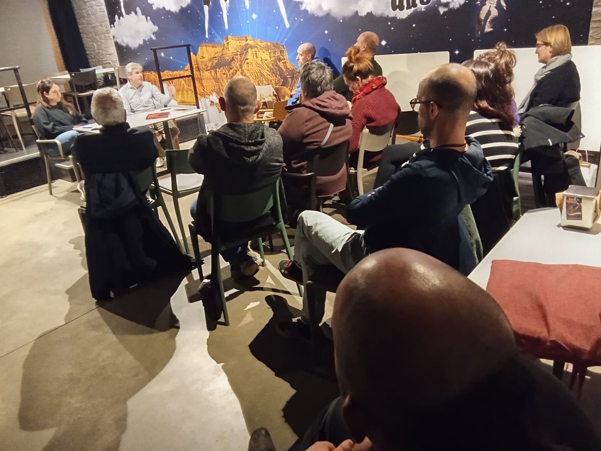 Oso gustura gaur arratsaldean Arrasaten, <a href="/LABdebaldea/">LAB Debaldea</a>-k antolatutako "Etxearen korapiloa nola askatu" liburuaren aurkezpenean.
Eskerrik asko etorritakoei eta eztabaida aberasgarrian parte hartu duzuenoi!