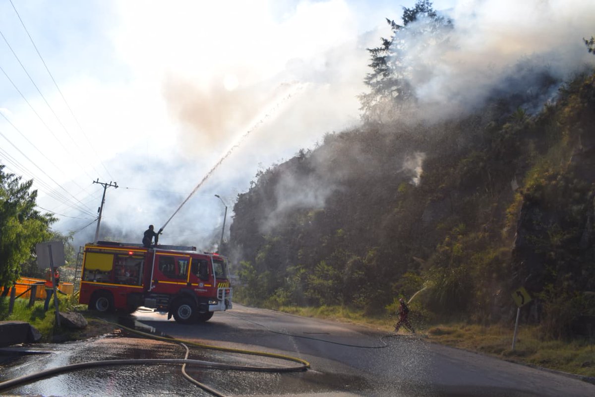 Nos movilizamos hasta el sector El Tejar, en Paute (Cerro Cabeza de Perro), donde se mantiene activo un incendio forestal que afecta la zona y genera condiciones de riesgo para la población. (1/5)