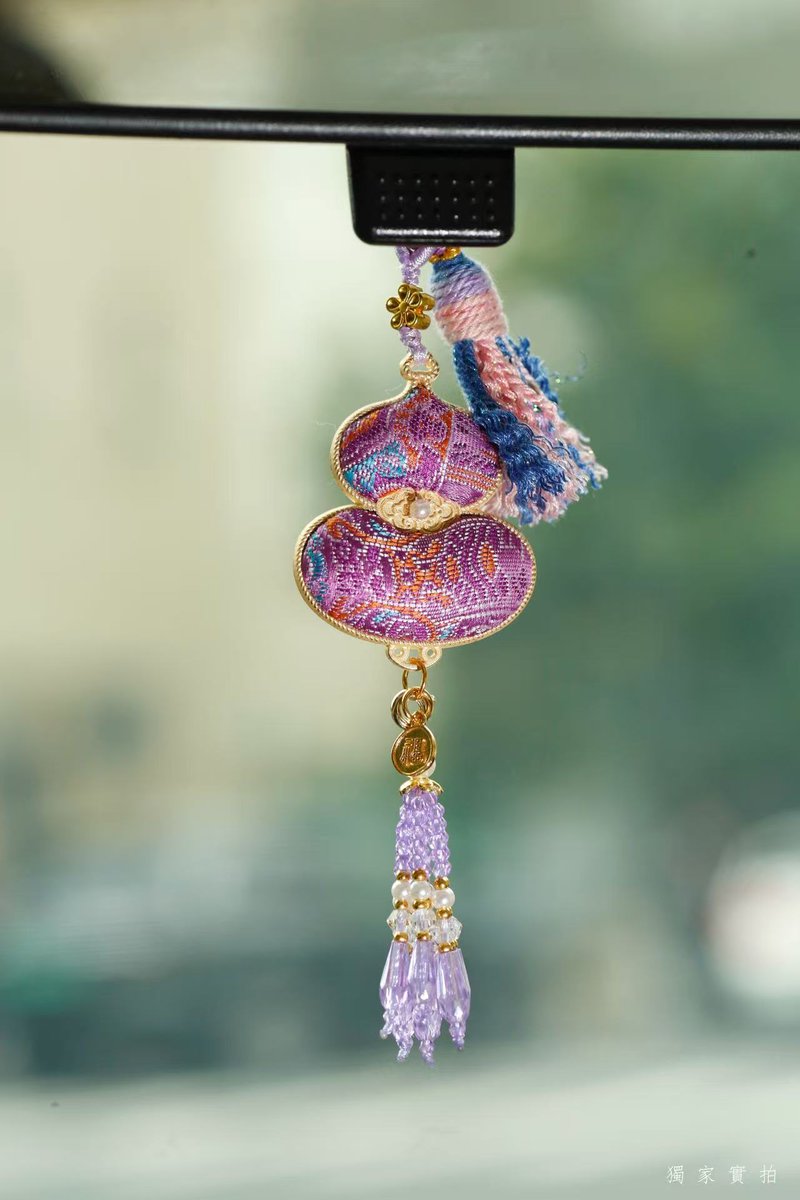 MBT2035's tweet image. Double-Sided Silk Embroidery Gourd Pendant
Made with Song brocade silk, gold-plated copper, and a glass tassel.
A gift for new beginnings, good luck, and meaningful connections.
DM if you’d like one. Ships worldwide.

#SilkCraft #EmbroideryArt #SongBrocade #Handmade #LuckCharm