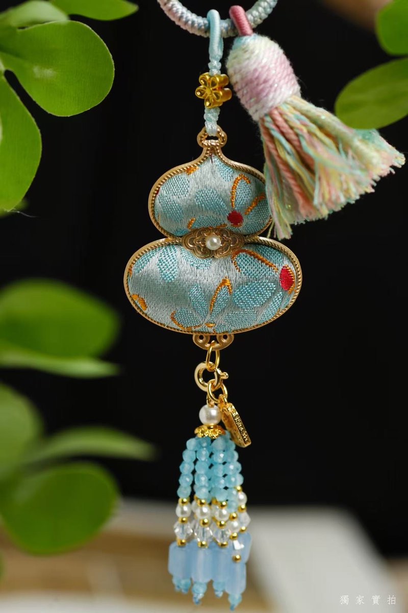 MBT2035's tweet image. Double-Sided Silk Embroidery Gourd Pendant
Made with Song brocade silk, gold-plated copper, and a glass tassel.
A gift for new beginnings, good luck, and meaningful connections.
DM if you’d like one. Ships worldwide.

#SilkCraft #EmbroideryArt #SongBrocade #Handmade #LuckCharm