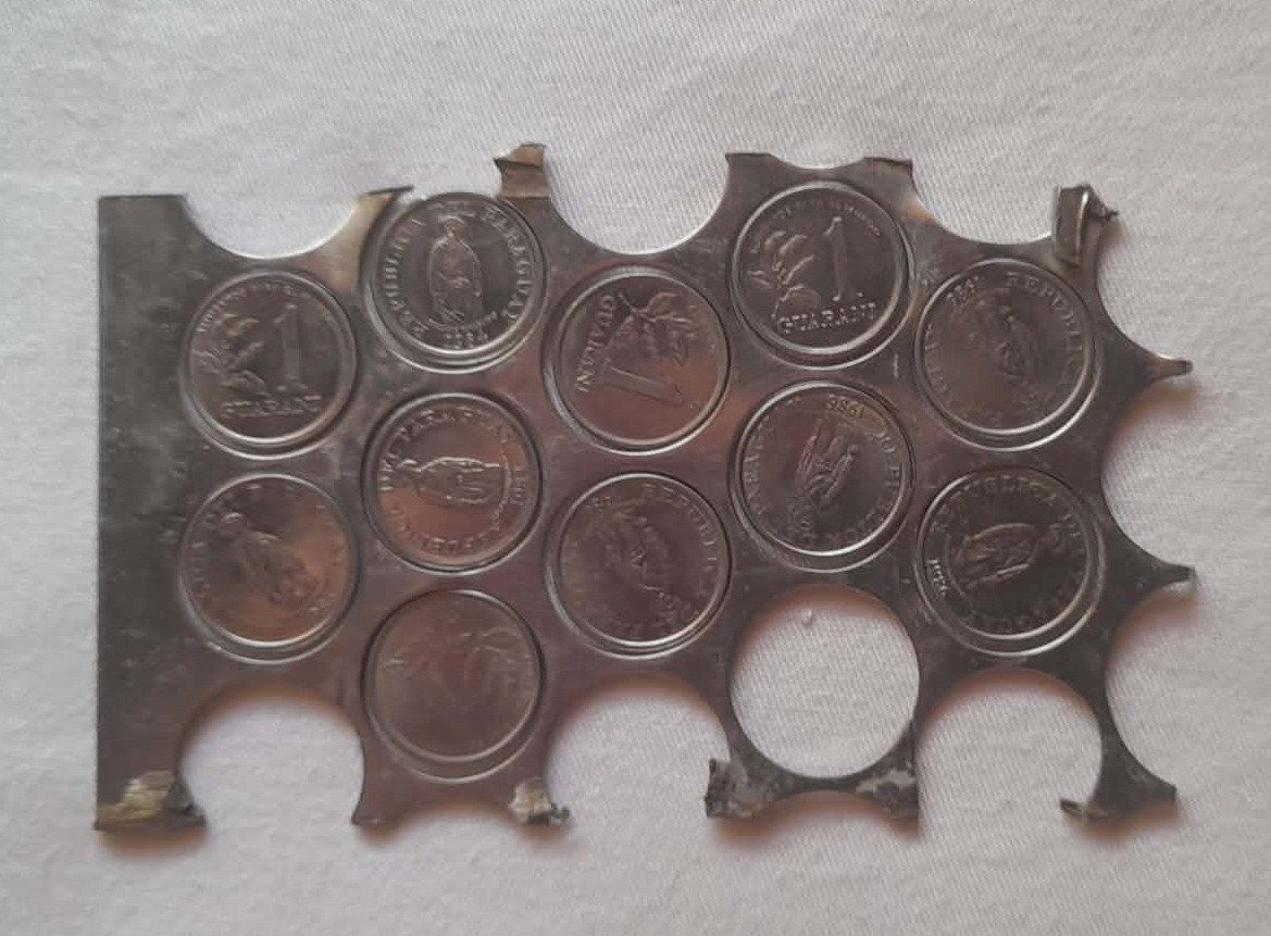 Directo desde Brasil para la colección, lámina o resto de plancha de las láminas que eran perforadas para la elaboración de cospeles para posteriormente prepararlas y acuñar las monedas nacionales de 1 guaraní desde 1975 –láminas de monedas de 1975 pero como no tengo tantas-