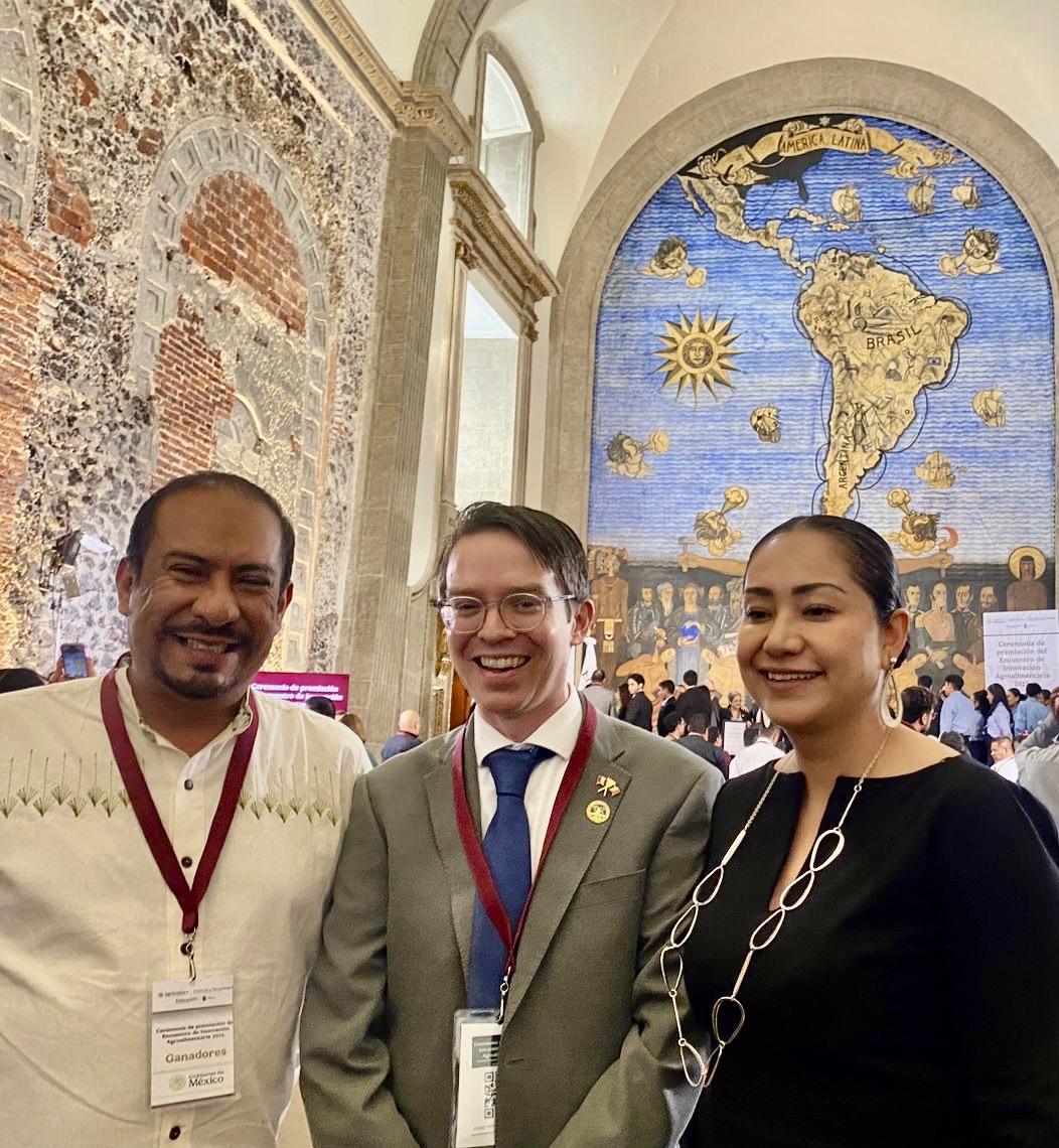 Encantados de estar en la premiación del Encuentro de Innovación Agroalimentaria. Un honor que el Consejero Agrícola participara como jurado evaluando grandes proyectos <a href="/Agricultura_mex/">Secretaría de Agricultura y Desarrollo Rural</a> @sep_mx