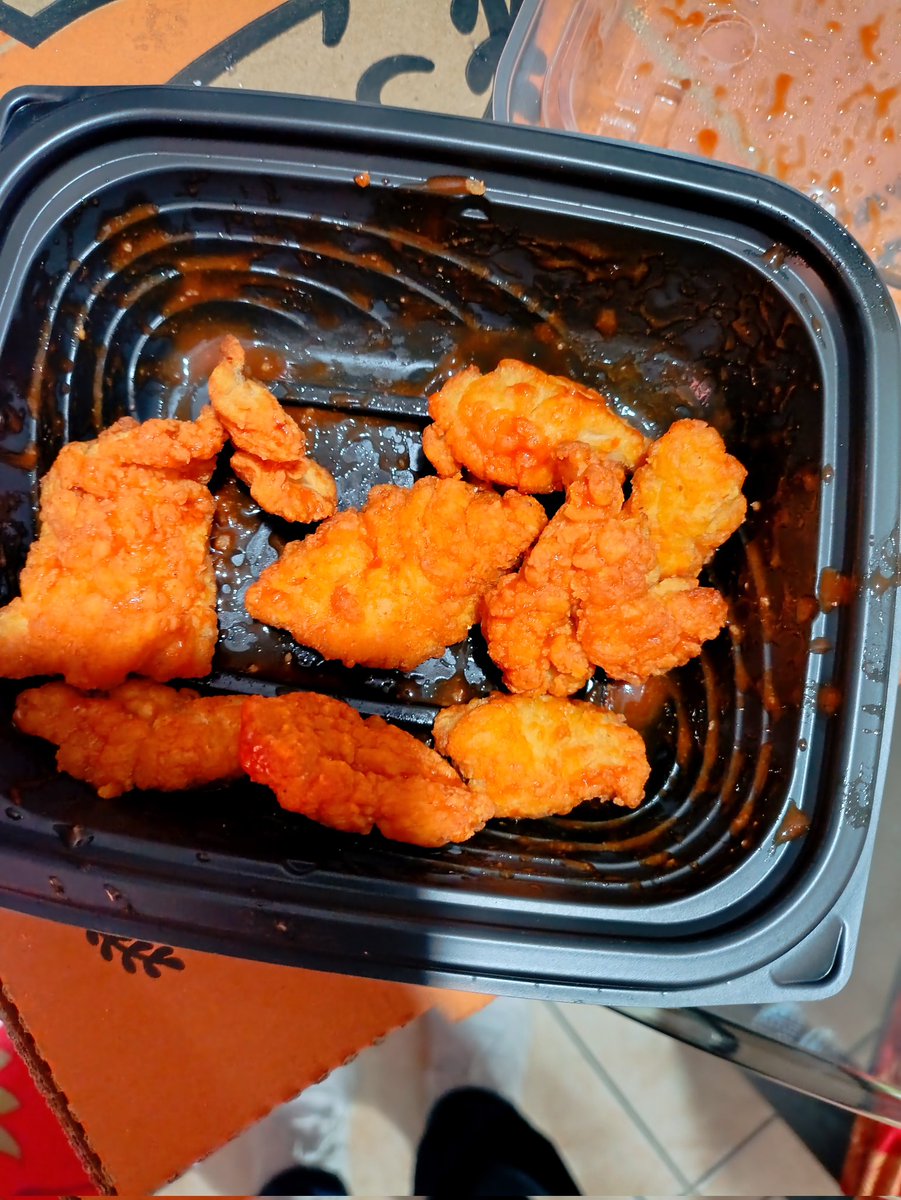 radelavega's tweet photo. @littlecaesarsmx tío lirusisar, que onda con sus trabajadores esto es lo que dan de boneless, pura fritura dura,  gracias a dios no lo abrí en la ventanilla por qué se los hubiera aventado, pésimo servicio. #mesientodefraudado https://t.co/Yjd6CNEyQ3