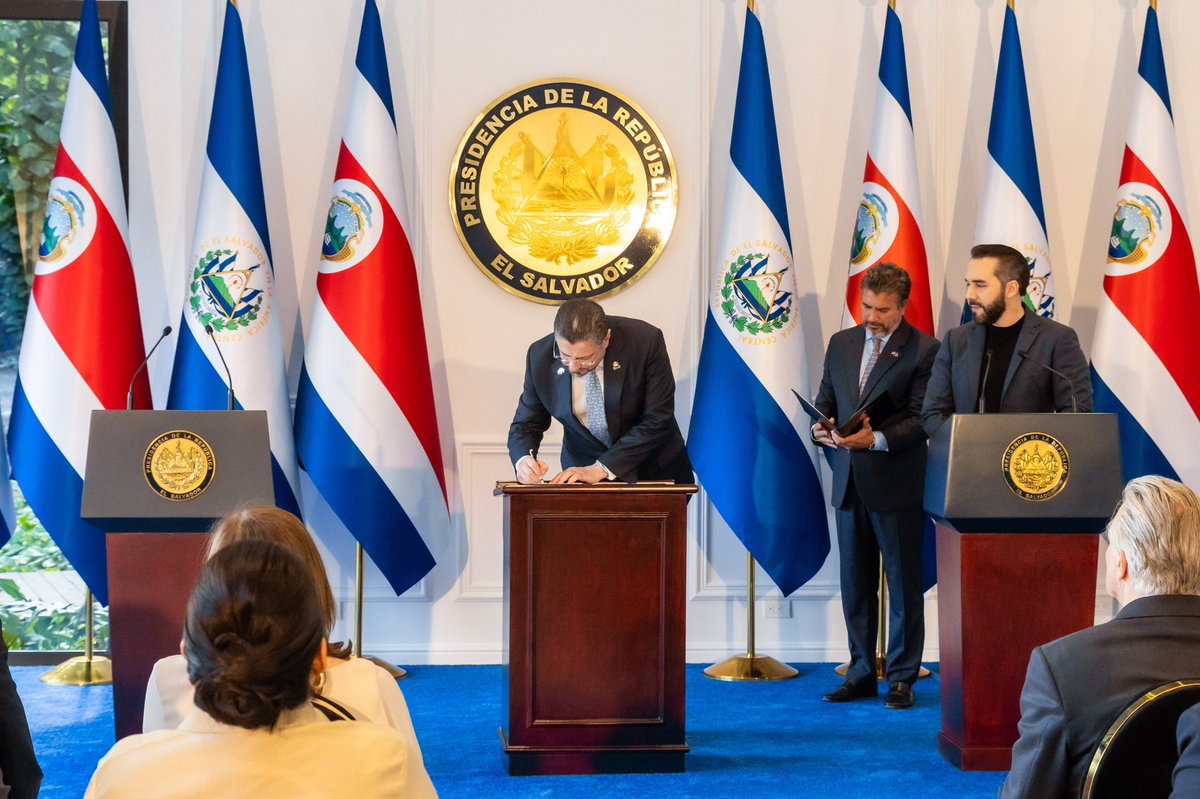 PresidenciaSV's tweet photo. Durante la Visita Oficial, los Presidentes @nayibbukele y @RodrigoChavesR junto a la Ministra de Relaciones Exteriores, @CancillerAleHT, y Arnoldo André Tinoco, Ministro de Relaciones Exteriores y Culto de Costa Rica, firmaron el acuerdo “Escudo de las Américas”, una alianza histórica entre ambas naciones para unir esfuerzos en seguridad, desarrollo y coordinación regional.

Con este acuerdo, El Salvador y Costa Rica compartirán capacidades para combatir el crimen organizado, fortalecer la protección de sus naciones, impulsar el desarrollo económico y abrir un camino de cooperación que podrá integrar a más países en el futuro.

Un paso decisivo hacia una región más fuerte, soberana y unida. 🇸🇻🇨🇷