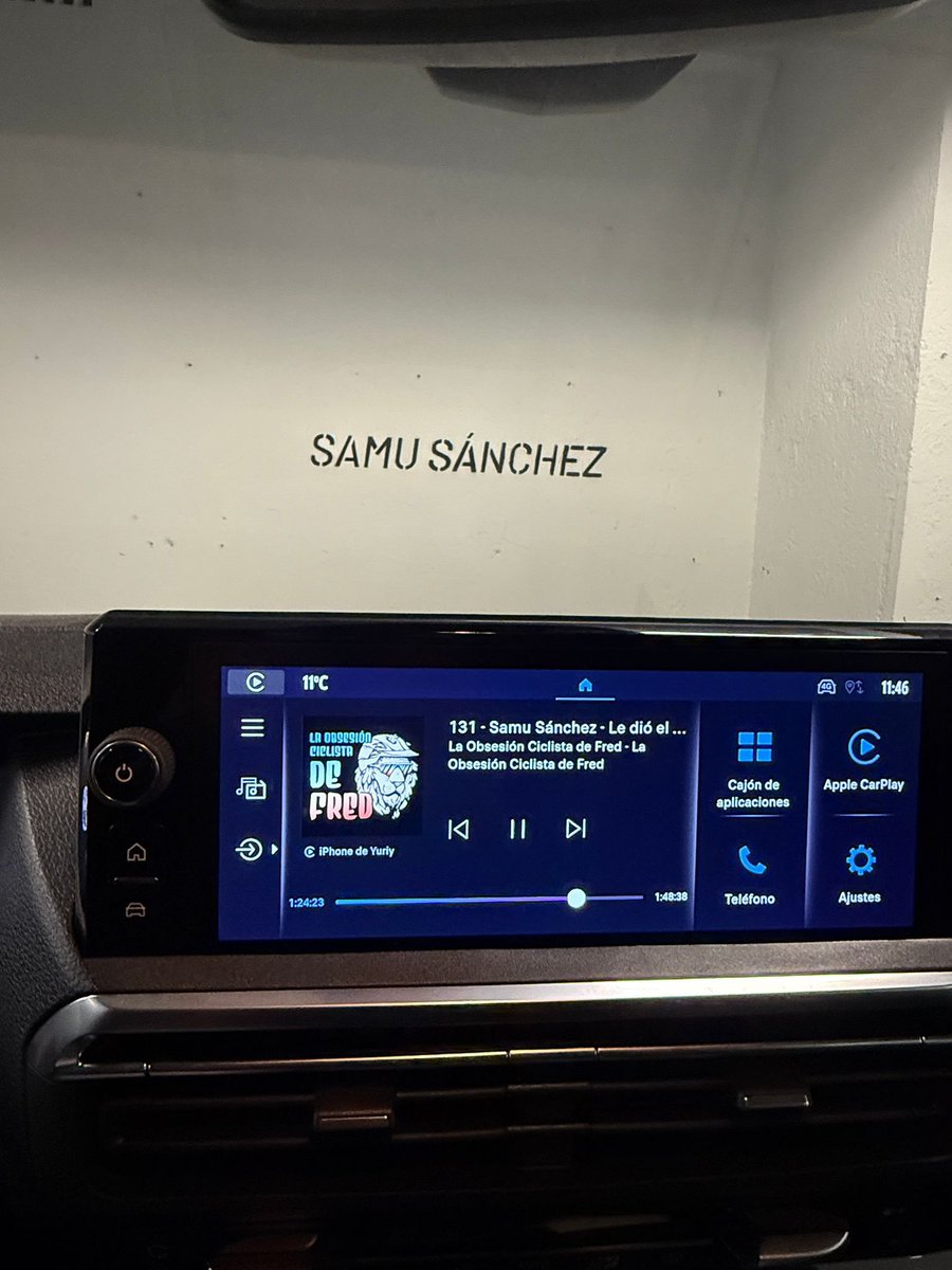 Cuando el jefe aparca en tu plaza de <a href="/BiciEscapa/">Biciescapa</a> y va escuchando a <a href="/FredsCycling/">Fred Laguía</a> de charla con un servidor… 🎙️▶️youtu.be/MkV2C4Xws1o?si…