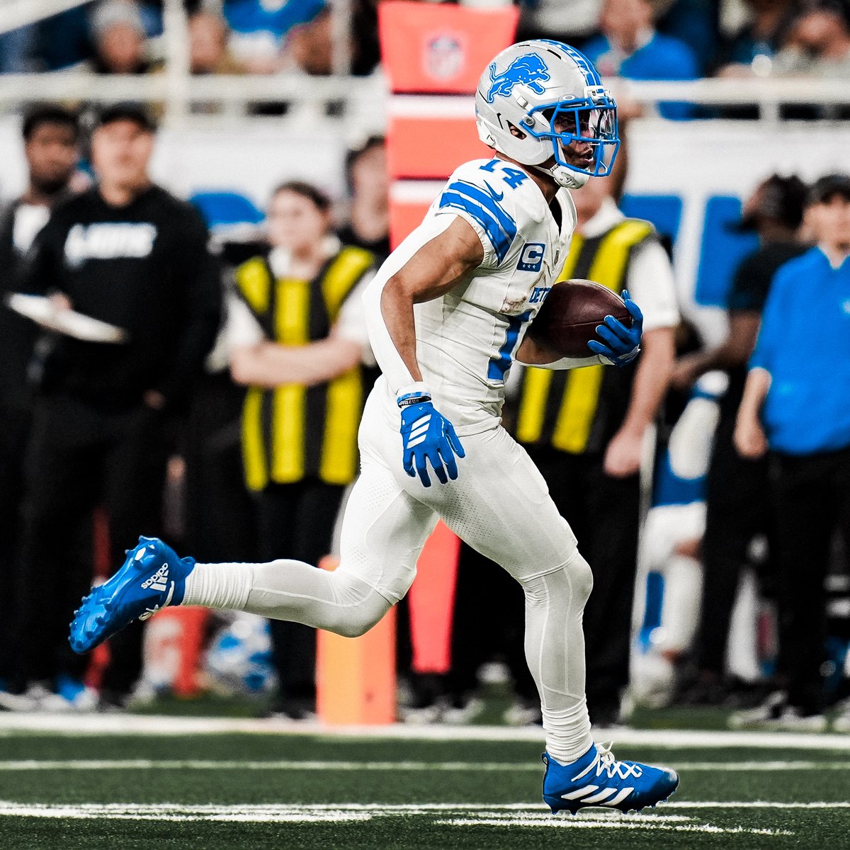 LionsPR's tweet image. Among all @NFL WRs this season, @Lions WR @amonra_stbrown ranks:

- t-2nd in receiving TDs (9)
- 4th in receptions (81)
- 4th in YAC yards (411)
- 5th in receiving yards (976)
- t-5th in receiving first downs (47)

#OnePride
#ProBowlVote
