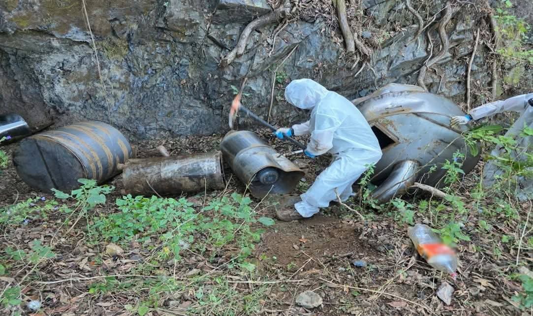 🚨🚔Fuerzas federales destruyen material para producir drogas en #Sinaloa.
En cuatro municipios detectaron 16 puntos con químicos y equipo para fabricar metanfetamina 🔬.