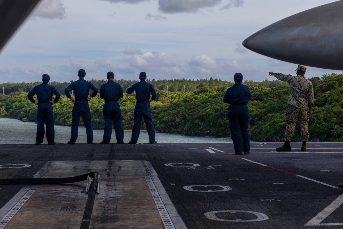 USS Abraham Lincoln (CVN 72) Sailors moor the ship in Guam during a scheduled port visit. 

The Lincoln Carrier Strike Group remains underway supporting routine 7th Fleet operations across the Indo-Pacific. ⚓🌏

📸MCSN Daniel Kimmelman