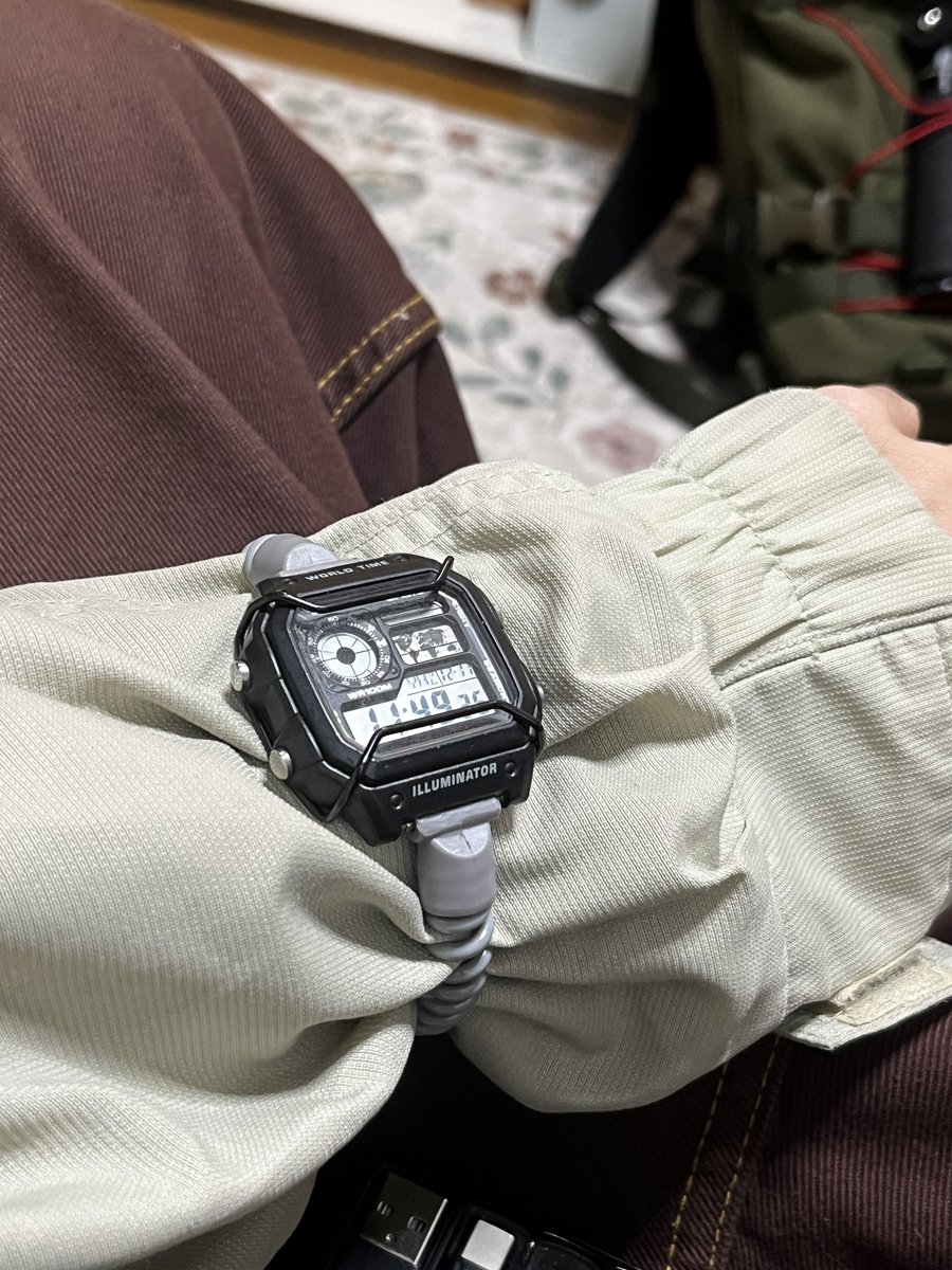 sekisou_mylife's tweet image. カシオのベルト使いにくかったから
銭湯とかの鍵のバンドにしてみた

いちいち袖捲ったりして時間確認しなくてもアウターの上からつけれるし、服着る時に袖引っかからんしいい
めちゃいい