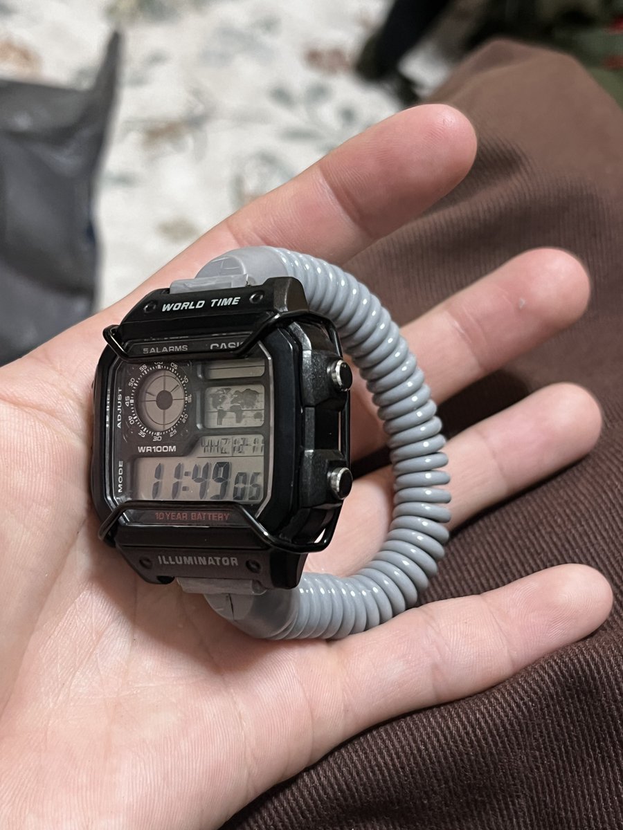 sekisou_mylife's tweet image. カシオのベルト使いにくかったから
銭湯とかの鍵のバンドにしてみた

いちいち袖捲ったりして時間確認しなくてもアウターの上からつけれるし、服着る時に袖引っかからんしいい
めちゃいい