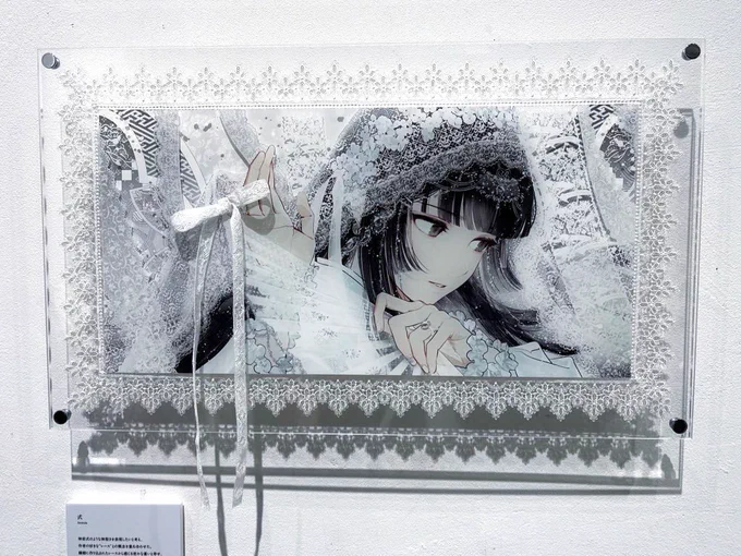 風李たゆさんの個展『黎創』にお邪魔した時に、「式」(左上)作品にレースとリボンがあしらわれていて繊細で美しくしばらく立ち止まって見惚れてしまい、式のポストカードを同じ感じで飾れたらと思いレースとリボンをアクリルフレームの上に飾り付けていい感じに #風李たゆ個展