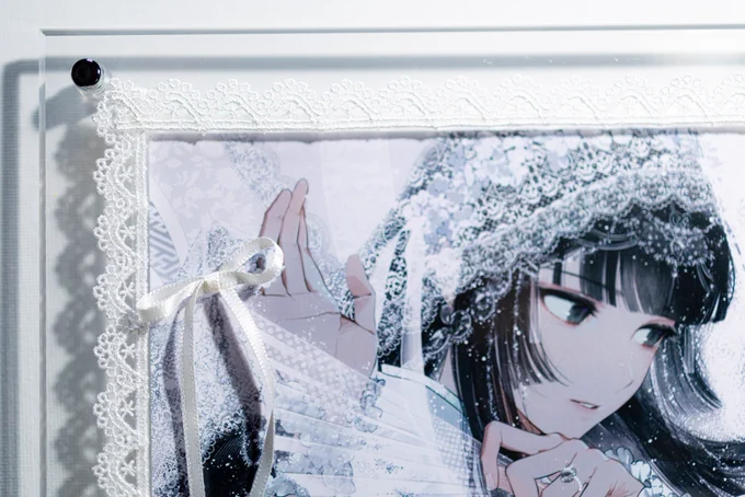 風李たゆさんの個展『黎創』にお邪魔した時に、「式」(左上)作品にレースとリボンがあしらわれていて繊細で美しくしばらく立ち止まって見惚れてしまい、式のポストカードを同じ感じで飾れたらと思いレースとリボンをアクリルフレームの上に飾り付けていい感じに #風李たゆ個展