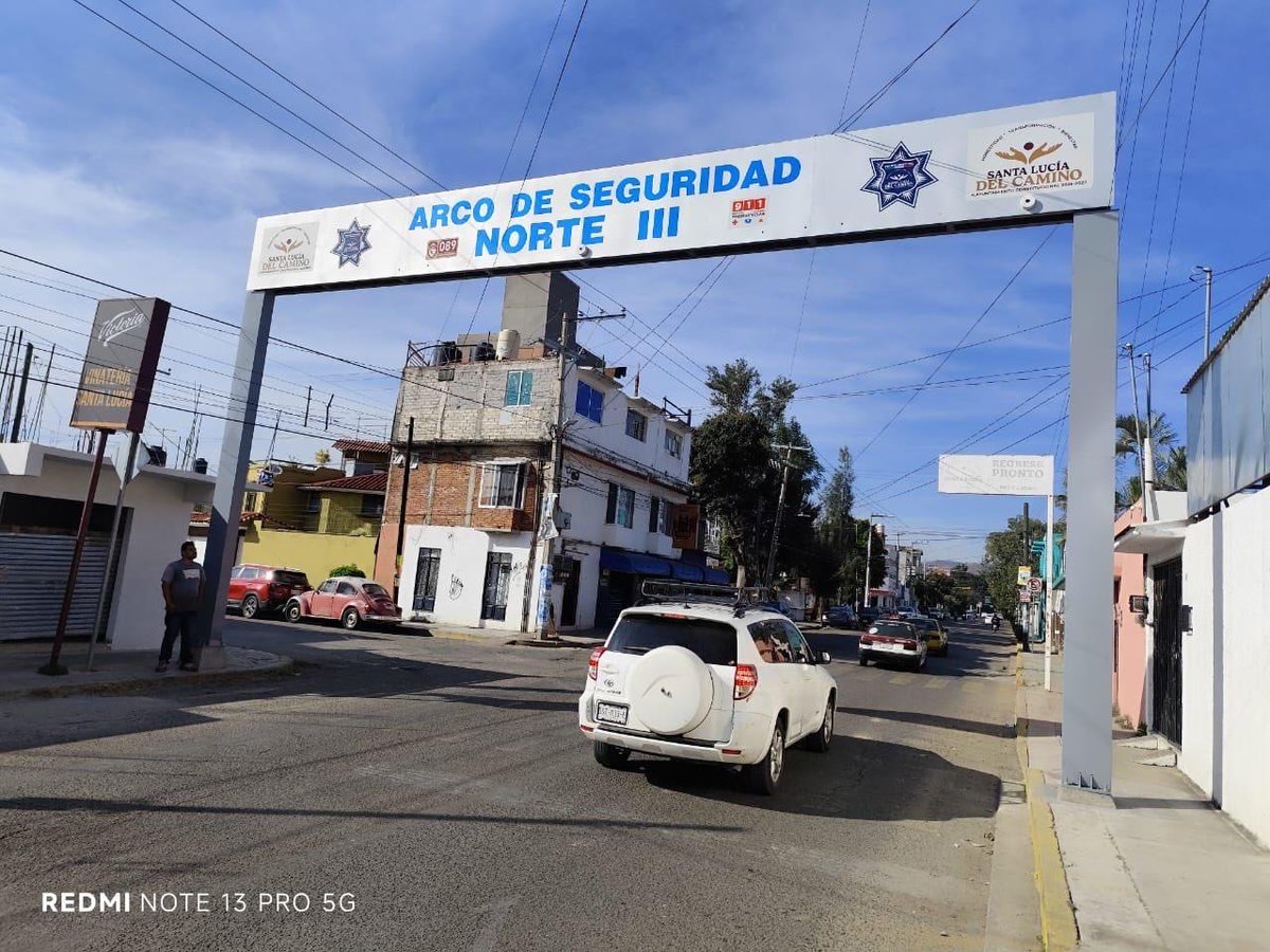 ¡Santa Lucía del Camino se blinda! 🛡
Anoche se instaló el Arco de Seguridad “Norte III”, sumando 5 puntos de vigilancia. La administración de Juan Carlos García Márquez refuerza la seguridad y mantiene al municipio entre los más seguros de #Oaxaca.