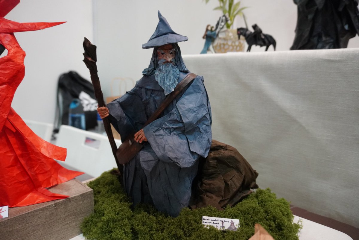Mollusk_Shell's tweet photo. I got to see more of Middle Earth’s presence in this comic con through these incredible works of papercraft by @/ja_rigami!
(They also made Elphaba and Glinda from Wicked!)
#LordoftheRings #LotR #Papercraft #Origami #ModularOrigami #Wicked #SGCC #SGCC2025 #SingaporeComicCon https://t.co/nCn2Fy7kIz