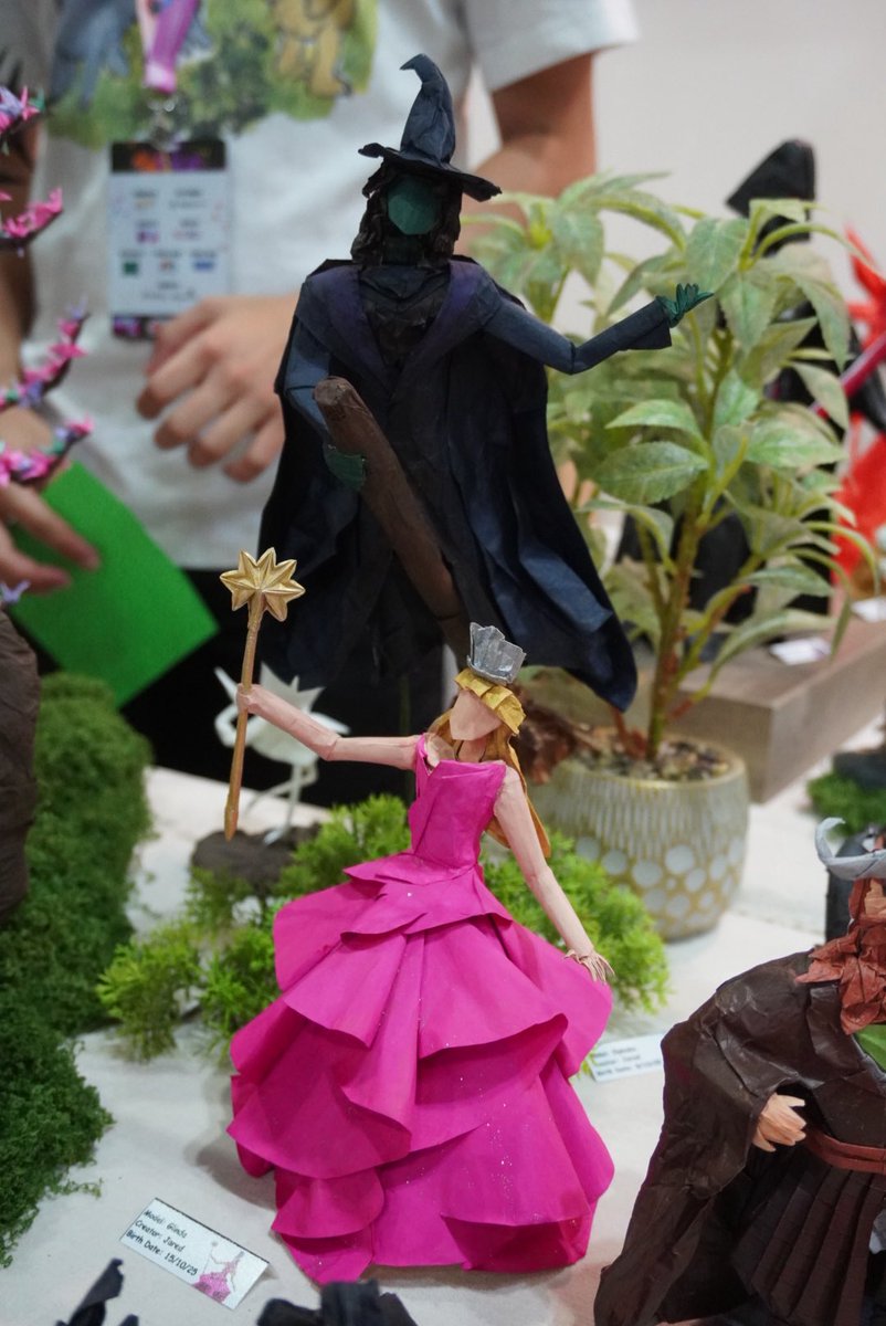 Mollusk_Shell's tweet photo. I got to see more of Middle Earth’s presence in this comic con through these incredible works of papercraft by @/ja_rigami!
(They also made Elphaba and Glinda from Wicked!)
#LordoftheRings #LotR #Papercraft #Origami #ModularOrigami #Wicked #SGCC #SGCC2025 #SingaporeComicCon https://t.co/nCn2Fy7kIz