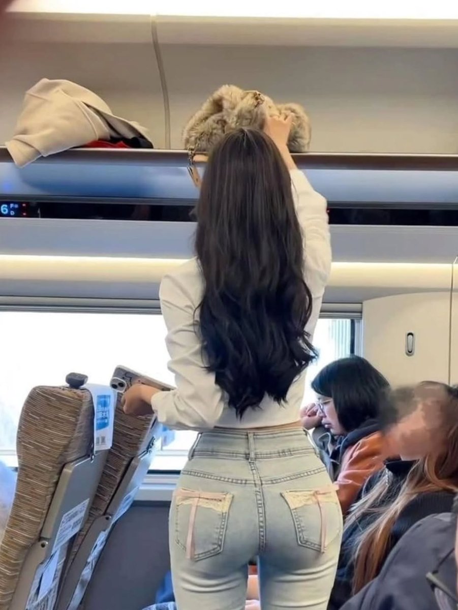 lucifer5670's tweet image. 근데 이누나는 이 청바지밖에 없나봐 
맨날 이 청바지만 입고 사진 찍음