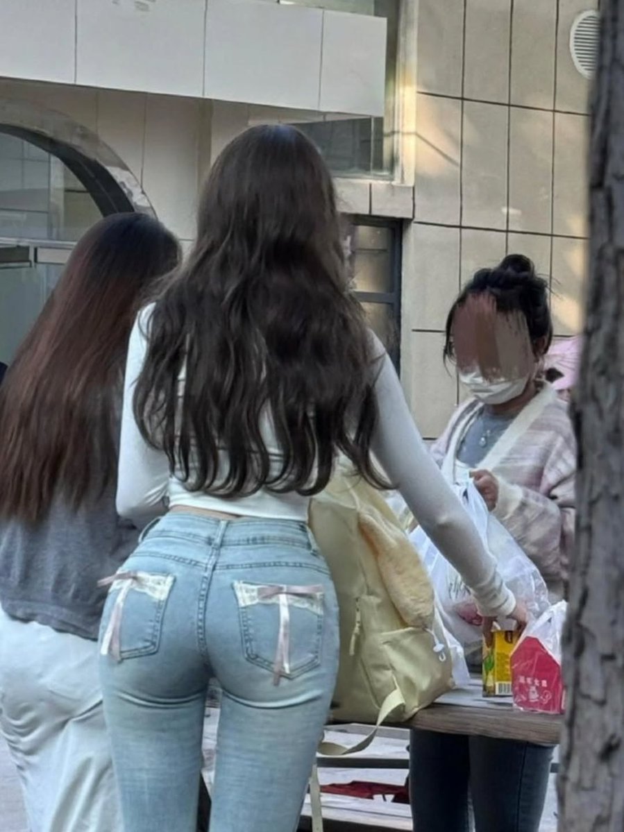 lucifer5670's tweet image. 근데 이누나는 이 청바지밖에 없나봐 
맨날 이 청바지만 입고 사진 찍음