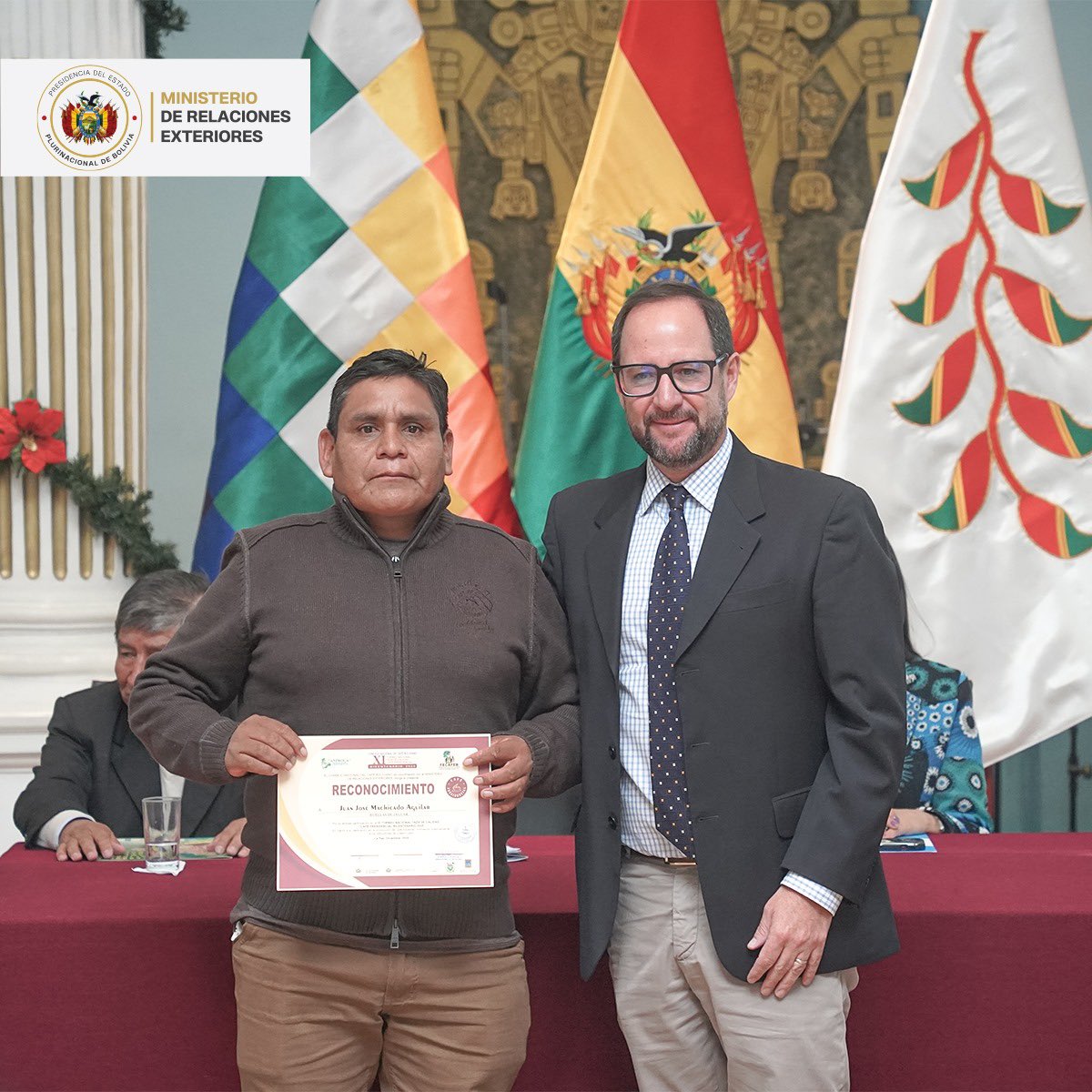 Bolivia consolida su liderazgo cafetalero con la XI Taza de Café Presidencial: 80 muestras, 20 a subasta y precios >35 USD/libra. Nuestro café no solo compite: conquista. ☕🇧🇴
👉 Lee la Nota completa aquí: cancilleria.gob.bo/mre/2025/12/11…