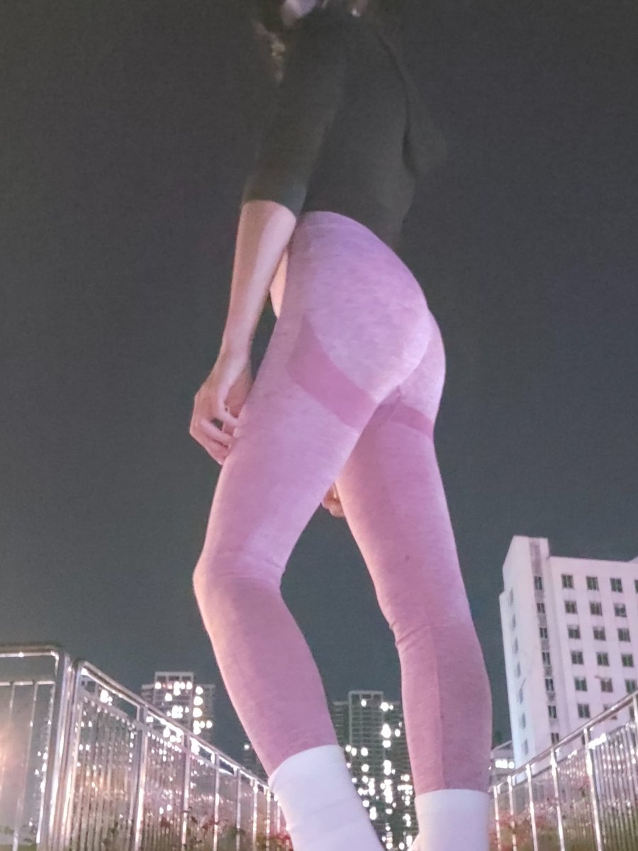 Eclipse1177's tweet photo. @jyd52018 瑜伽褲外出真的很吸引路人的目光呢，後面直接脫掉瑜伽褲露出裡面的體操服給路過的大叔看，走了好遠都還扭過頭看呢 https://t.co/tejpWEbwfN