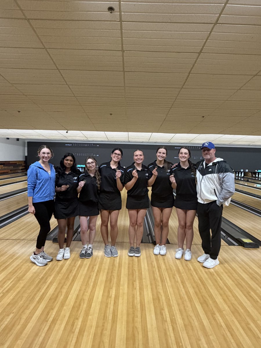 ENWolvesBowling's tweet image. Great day for the Wolves bowling teams today at the Lincoln Northeat invite.   Boys and Girls team champions.   @NorthHowler