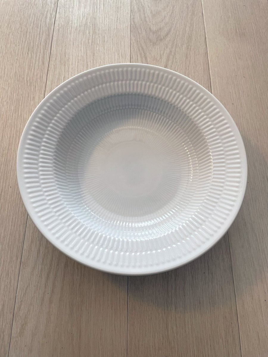 結局、ロイヤルコペンハーゲンのホワイトフルーテッド21㎝深皿も手に