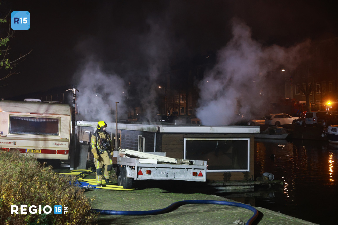 Brand op woonboot in Den Haag