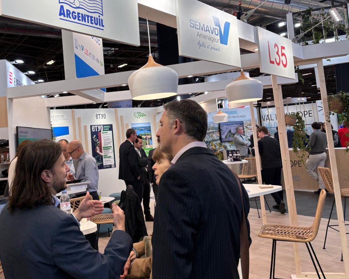 CEEVO95's tweet photo. #valdoise / #iledefrance / #ChooseIDF / #cergypontoise / #argenteuil / #semavo / #Ceevo95 : 
Troisième journée de promotion du Val d'Oise par CEEVO et ses partenaires au Salon de l'immobilier d'entreprise (SIMI 2025), à Paris - https://t.co/YoavjUOrzX - https://t.co/mUloJYJ8am https://t.co/ehe52xoCZ3