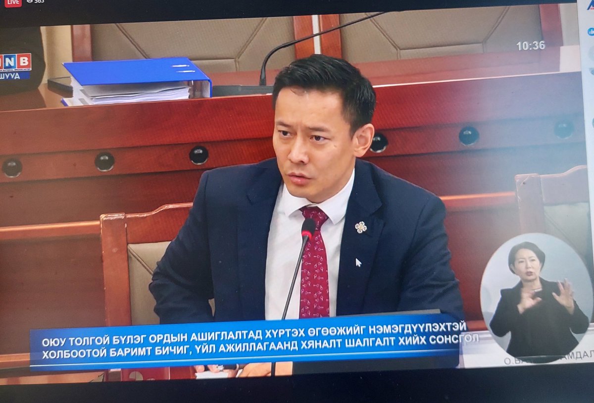 Эднүүс нь минут хамаагүй дураараа бурж хүн загнаад байдаг. Хариулт өгөх хүнийг минут болсон гээд мик-г нь хаачдаг.
Энэ нусаак С.Баярыг бараг загнаад байна шдээ.