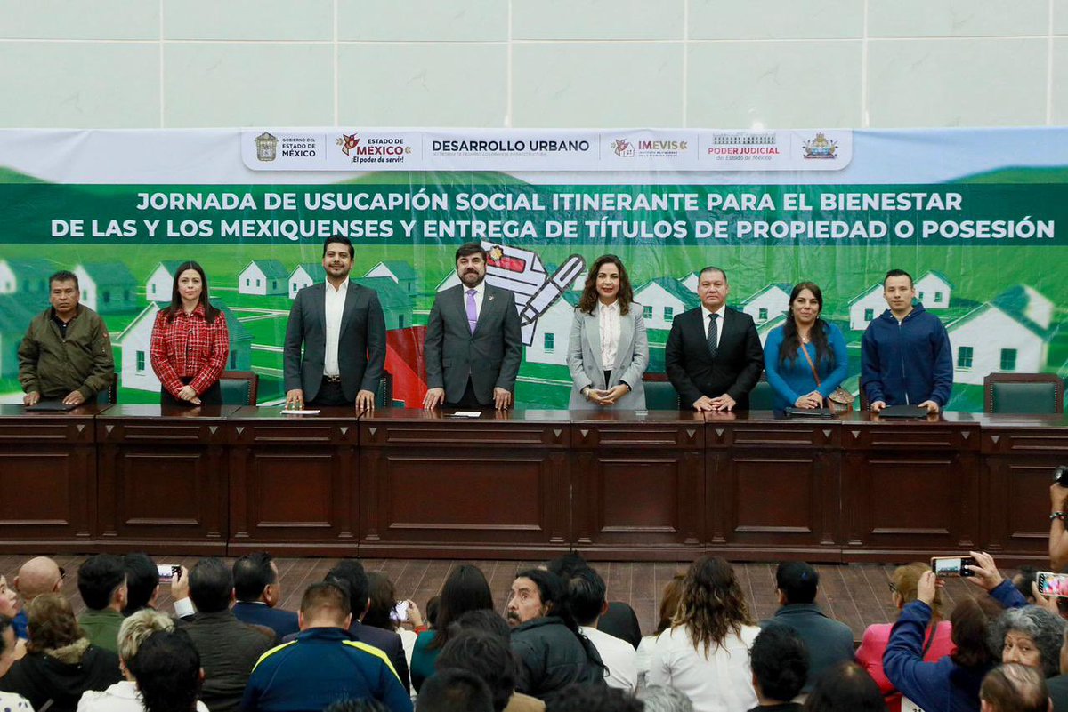IMEVISedomex's tweet photo. En #Nezahualcóyotl, en representación de la Maestra @delfinagomeza, el Secretario Carlos Maza Lara, encabezó la entrega simultánea de 3,025 títulos de propiedad en beneficio de familias de 83 municipios. https://t.co/DKMLLr4ggk