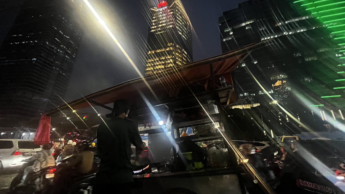 Nasi goreng trotoar di jalanan jakarta emang is the best 😉