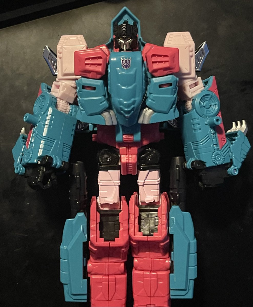 awk_shock's tweet image. Just got selects turtler/snaptrap and while I really like it, it has reminded me how absolutely fucked prime wars trilogy molds are in terms of qc. Some joints are too tight, others are too loose. 

The combined mode legs are more stable than the robot mode legs, which is weird