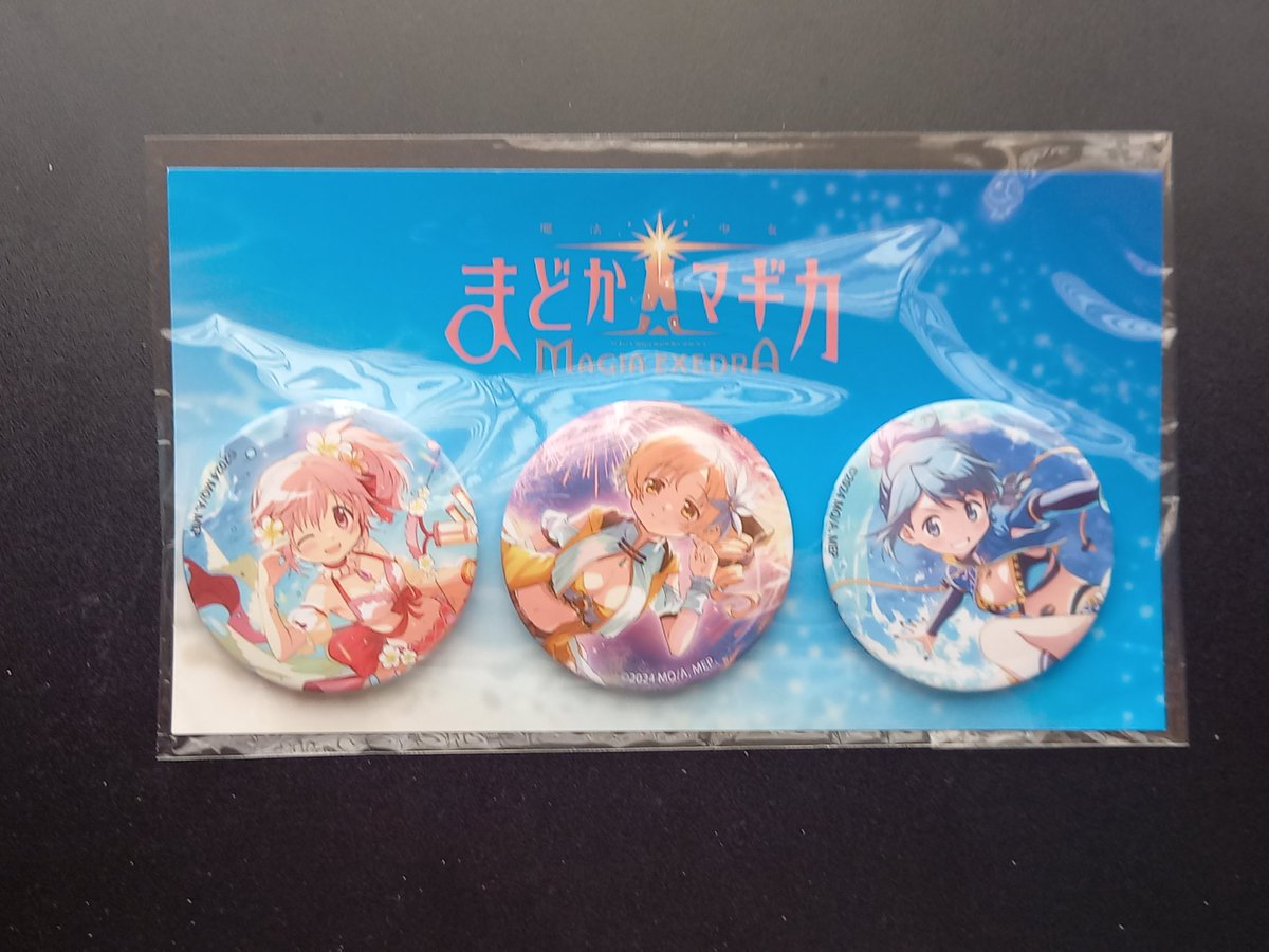 はい！まどマギ、悪魔ほむらちゃんのフィギュアと缶バッジを買いました