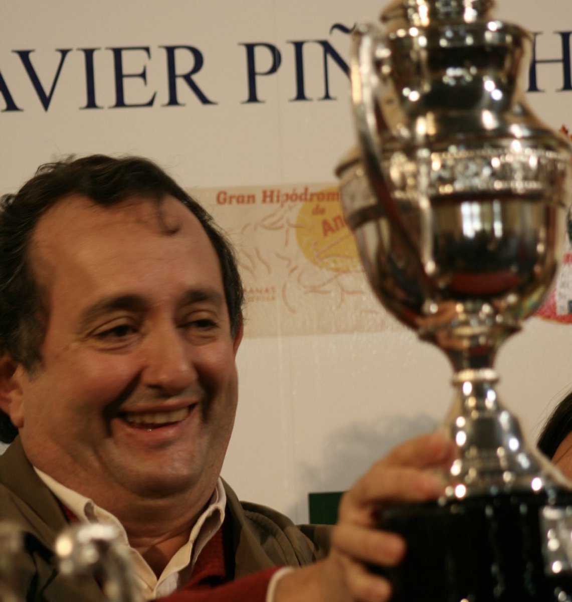 AgaloparTurf's tweet photo. Carlos Pellón, propietario  de “La Timba”, espacio de referencia para los aficionados a las carreras, falleció el pasado 3 de diciembre a los 75 años. Gran promotor del turf, su yegua Little Messi ganó en 2008 el premio Agencia Zraq, dotado con 40.000 €. Descanse en paz. https://t.co/Eg8AtT4Y0i