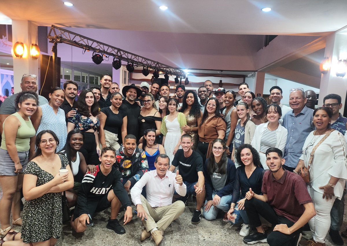 CIGB_Mariel's tweet photo. "Viste lo que te dijeee", en el VI Encuentro InterCIGB Mariel 2025 también nos divertimos al ritmo de Arnaldo Rodríguez y su TALISMÁN, con una presentación especial para clausurar estas jornadas de intercambio juvenil en la #familiaCIGB #CubaEsCultura #DaleMambo #15AñosArtemisa https://t.co/2d50GOApGk