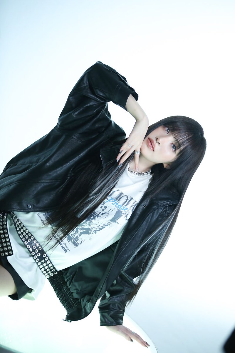jiwoniq's tweet photo. 𖧷  [ 𝙻𝙸𝚉 𝚇 8𝚂𝙴𝙲𝙾𝙽𝙳𝚂 ]   ♛   A little cat who looks perfect in everything…  Sharing some behind the scenes magic from the day    𝅘𝅥𝅯    ָ֢    ֹ https://t.co/8bnGe8O3za