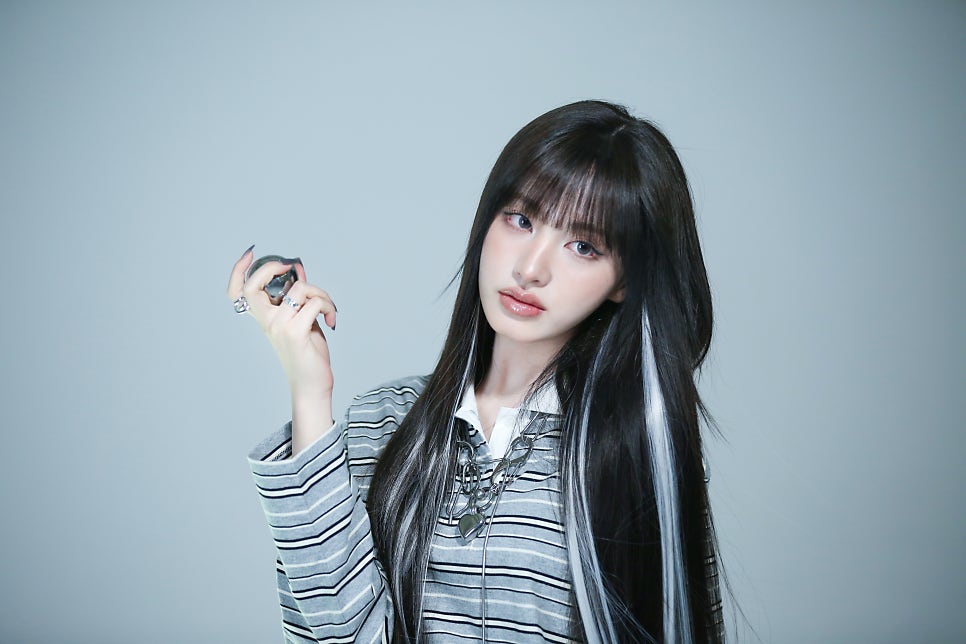 jiwoniq's tweet photo. ▶︎  •၊၊||၊|။   𝟏:𝟐𝟐   ❤︎   Who’s the cat that can pull off any outfit? It’s me with 8seconds, serving looks and stealing hearts on set     ♡ https://t.co/VxsXWLEdOy