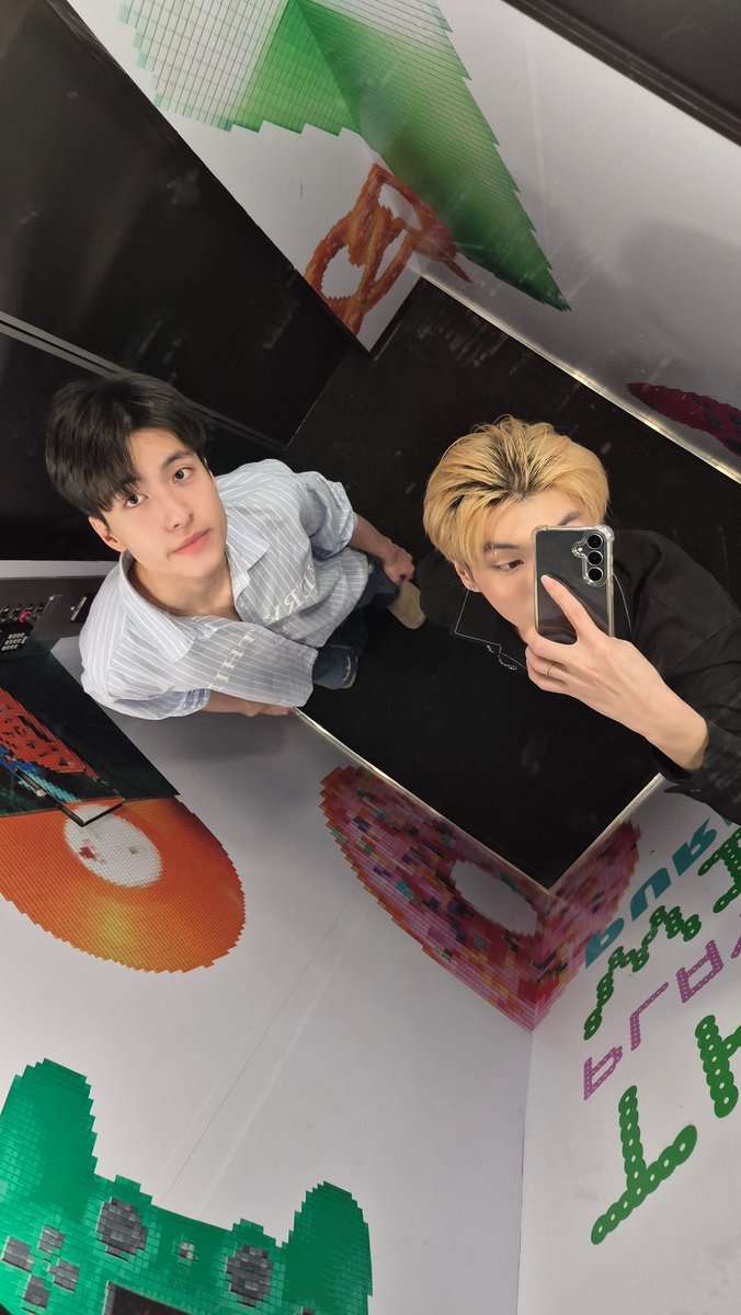 อยู่บนมอไซ กดรับทรสแบบไม่รู้ว่าใคร
ปลายสายพูดว่า "คุยได้ป่าว"

 "ได้ นี่มึงใครเนี่ย"  ชั้นตอบกลับ

"แม็กๆๆๆ"

"อ๋อออออ ว่าไงเพื่อน" คุยต่อไปสักพัก
นัดเวลากันเสร็จสรรพ เริ่มรู้สึกแปลกๆ

แล้วปลายสายก็พูดว่า "โอเคพี่เพิร์ธ เจอกันคับ"

อ๋อ...#nattapatmac คิดว่า #juxtmax

#perthpsr