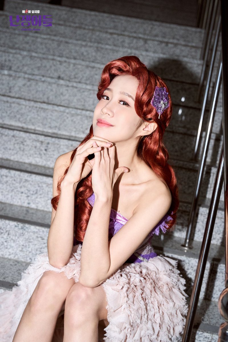 #뮤지컬난쟁이들
#난쟁이들🏰 | 뮤직뱅끼 계단샷📸

우리를 봐.ᐟ
이렇게나 멋진 우리✨️

인어공주 𝓛𝓲𝓽𝓽𝓵𝓮 𝓜𝓮𝓻𝓶𝓪𝓲𝓭
#박새힘

-
어른이뮤지컬 <난쟁이들>
յօ𝓽𝓱 𝓐𝓷𝓷𝓲𝓿𝓮𝓻𝓼𝓪𝓻𝔂
2025.11.05(수) - 2026.03.01(일)
플러스씨어터