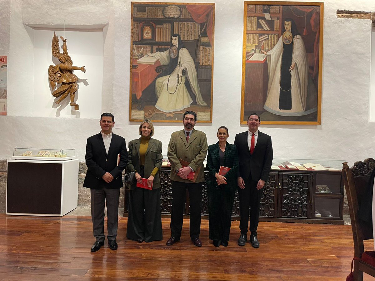 PRI_Nacional's tweet photo. Hace unos momentos se presentó el libro “Derecho Cultural Mexicano”, en el auditorio de la Universidad El Claustro de Sor Juana, autoría de nuestro secretario de cultura, maestro @bismarck_ir, y cuya presentación textual corre a cargo de nuestro presidente, senador @alitomorenoc.

En la mesa se contó con la presencia del rector de esta institución, doctor Rafael Tovar, quien señaló los aportes de esta obra para estudiantes y profesionales del ámbito cultural. 

Asimismo, efectuó comentarios a la obra, nuestra secretaria de Asuntos Internacionales, @sofiacarvajali, quien desde su experiencia legislativa expresó su beneplácito por una obra de estas características y afirmó que la misma habría de ser leída por el público en general.

Acompañó a este evento también el diputado federal @MiguelAlonsoZac.

El PRI es el Partido de la Cultura y el que construyó el sistema cultural público mexicano.

Agradecemos profundamente el apoyo de las autoridades y equipo de El Claustro por la organización de este evento.