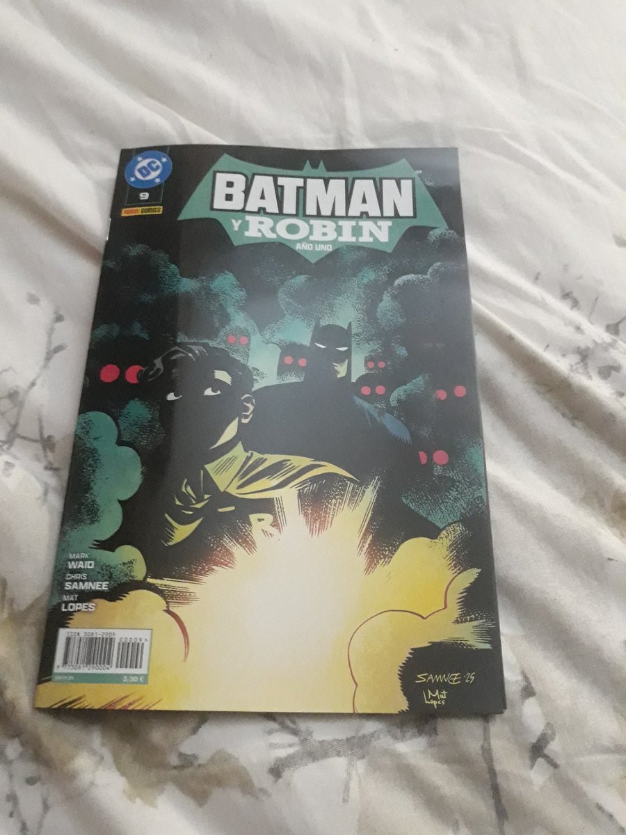 Todas las familias mafiosas de gotham se alían para acabar con el general grimaldi pero no lo logran .Que ocurrirá en Gotham ahora?
Waid se lo pasa en grande con esta miniserie jugando con el lector y dejándote cliffhungera que no te esperas .
Samnee un derroche de talento.