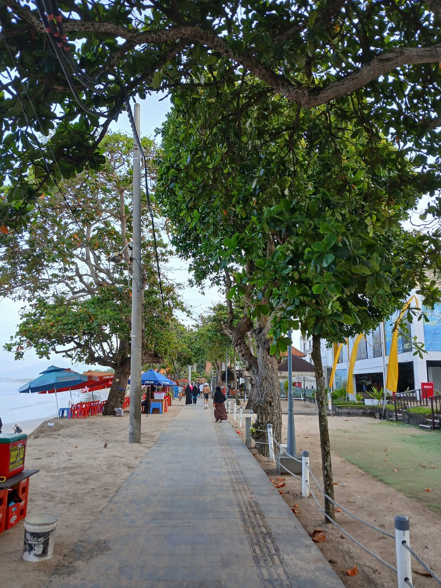 johnlasttime's tweet image. Godaan banget pagi2 banyak yg running shirtless 💦